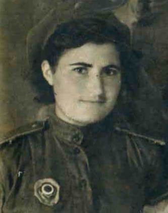 Группа артиллеристов. Знаки. г.Батуми. 1944 г.