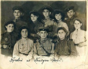 Группа артиллеристов. Знаки. г.Батуми. 1944 г.