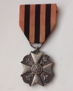 Крест с лилиями с лентой