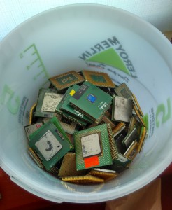 Более 2 килограмм старых процессоров.