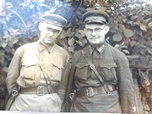 Фото с нарукавными шевронами.