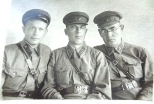 Фото с нарукавными шевронами.