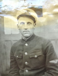 Фото с нарукавными шевронами.