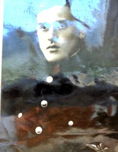 Фото с нарукавными шевронами.