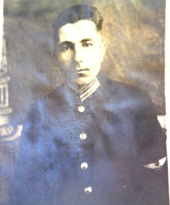 Фото с нарукавными шевронами.