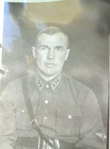 Фото с нарукавными шевронами.