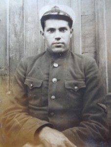 Фото с нарукавными шевронами.