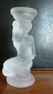 Подсвечник, обнаженная девушка