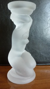 Подсвечник, обнаженная девушка