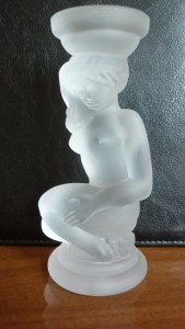 Подсвечник, обнаженная девушка