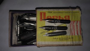 Коробка с перьями