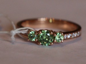 Кольцо золотое с демантоидами и бриллиантами