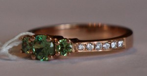 Кольцо золотое с демантоидами и бриллиантами