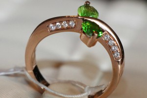 Кольцо новое золотое с демантоидами и бриллиантами