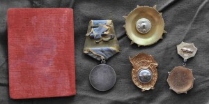 Медаль За боевые заслуги с документом и три значка