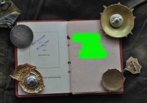 Медаль За боевые заслуги с документом и три значка