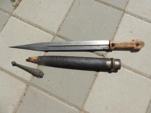Кинжал с бронзовой всечкой, с подкольчужником.