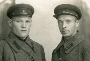 Военные  в шинелях с  ЛПТ на петлицах