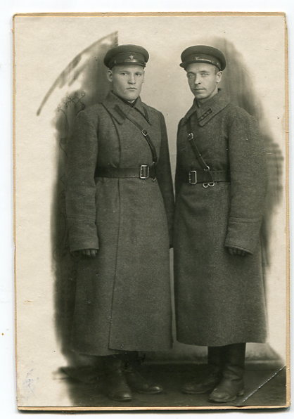 Военные  в шинелях с  ЛПТ на петлицах