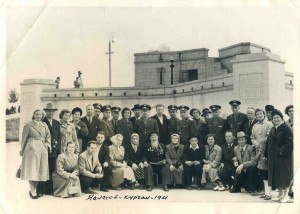 Герой с крейсера "ВАРЯГ" Ф.Ф.СЕМЁНОВ.. 3 фото и некролог.