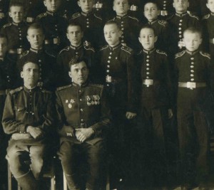 Суворовцы с преподавателями. На погонах Св СВУ.