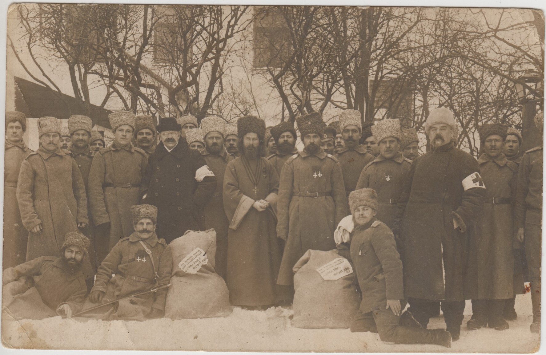 Священник с крестом