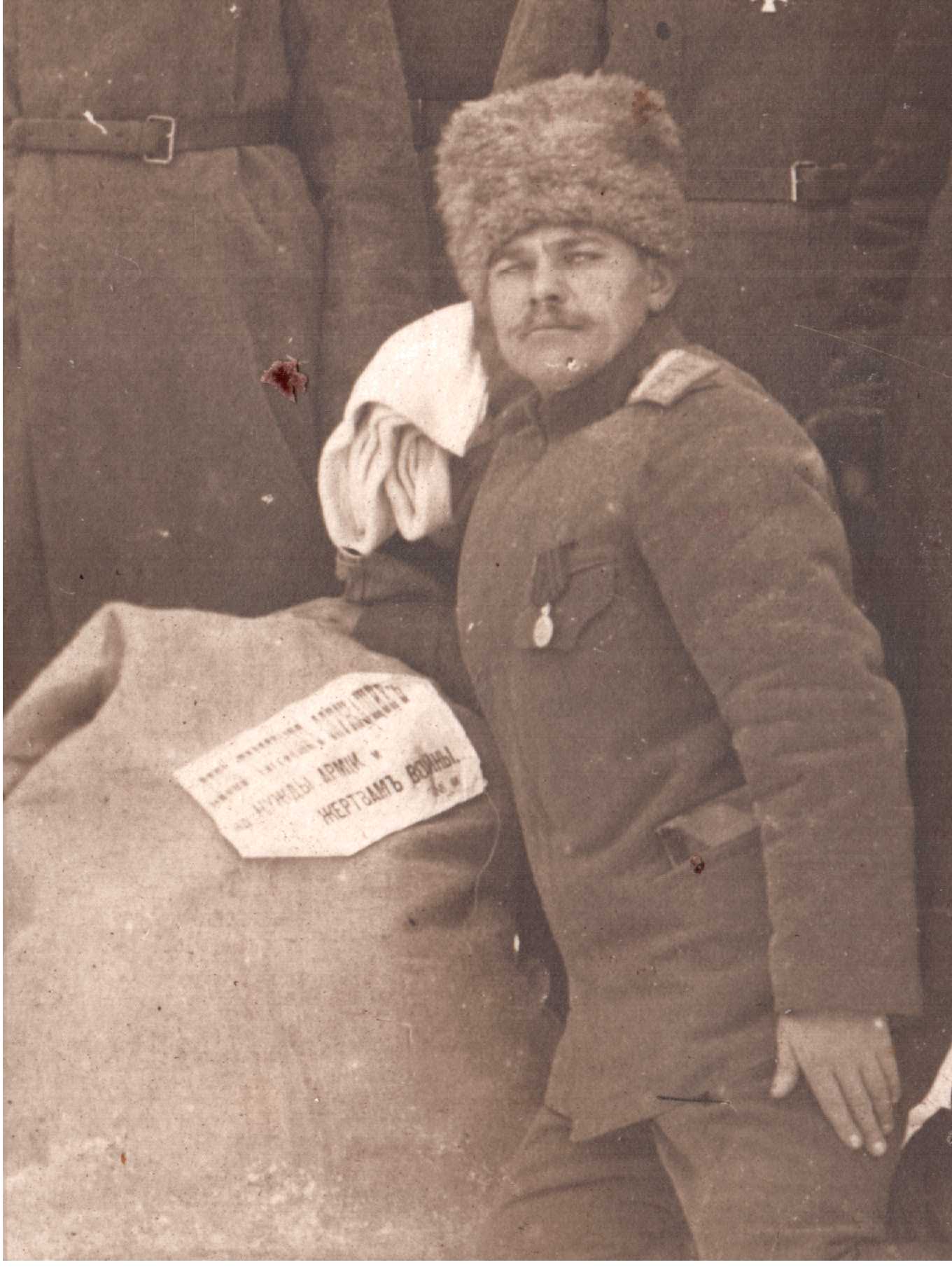 Священник с крестом