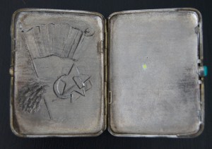 Портсигар СССР агитация