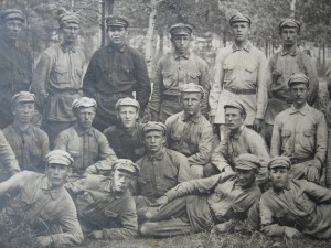 Фотография красноармейцев+петличная эмблема.г.Ковров.1928 г.