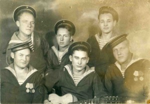 Группа моряков. г.Кронштадт. 7 ноября 1946 г.
