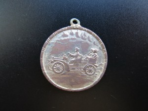 знак или жетон с ретро автомобилем