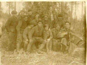 Группа бойцов 2 батареи с медичками. Ленфронт. Май 1942 г.