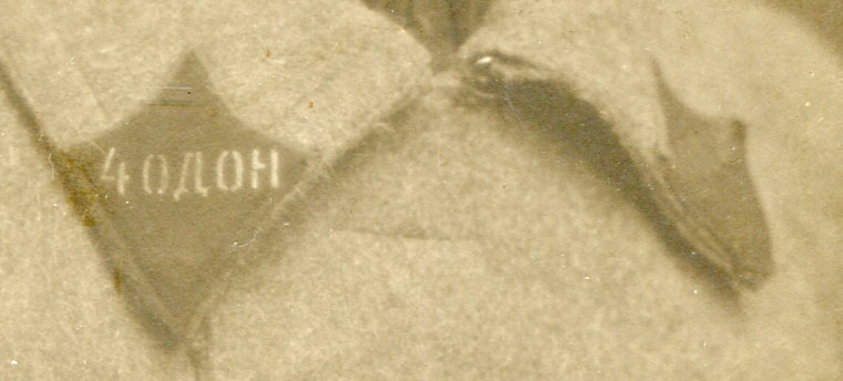 Красноармеец в шинели с 4ОДОН в петлицах