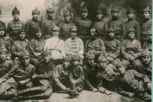 Взвод красных курсантов во главе с комвзвода И.Поляковым.