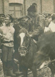 Бойцы 1-й Конной Армии. В захваченном городе. 1920 г.