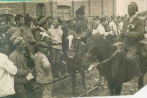 Бойцы 1-й Конной Армии. В захваченном городе. 1920 г.