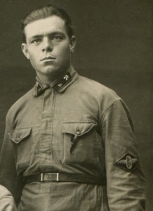 Красноармеец и командиры железнодорожных войск. Нашивка.