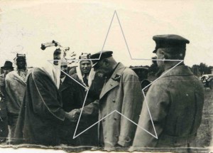 Принц Фейсал на моск.ипподроме здоровается с С.Каменевым.