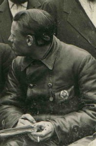 Опрос (допрос) заключённых в концлагере. 1920-й. 2 фото.