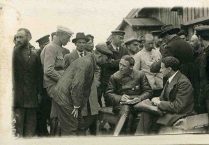 Опрос (допрос) заключённых в концлагере. 1920-й. 2 фото.