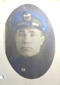 Фото с довоенными кокардами.