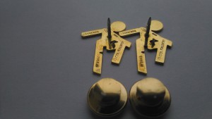 ДВА ЗНАЧКА ФУТБОЛИСТА ЗОЛОТО 750 ПРОБА ИТАЛИЯ 1990г