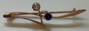 Элегантная золотая брошь с сапфиром и бриллиантом