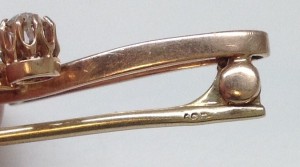 Элегантная золотая брошь с сапфиром и бриллиантом