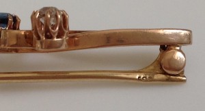 Элегантная золотая брошь с сапфиром и бриллиантом