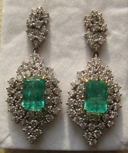 Красивые серьги с большими изумрудами