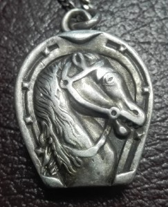 Кулон нычка Подкова с лошадкой