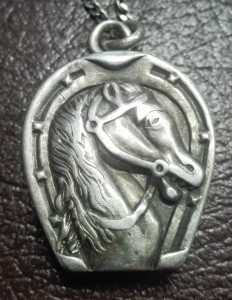 Кулон нычка Подкова с лошадкой