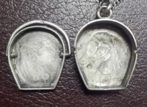 Кулон нычка Подкова с лошадкой