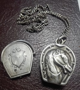 Кулон нычка Подкова с лошадкой